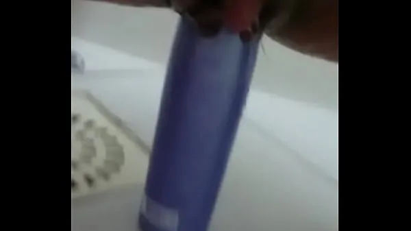 XXX Stuffing the shampoo into the pussy and the growing clitoris أفضل مقاطع الفيديو