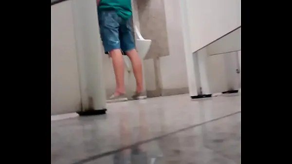 XXX besos en el baño en el centro comercial gay vídeos principales