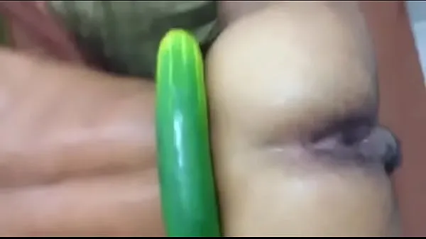 XXX giant cucumber in boyfriend's ass toppvideoer