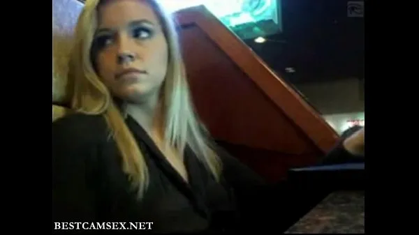 XXX Hot Blonde Public Clignotant Dans Bar meilleures vidéos