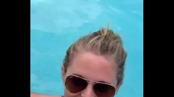 XXX Blowjob Dans Une Piscine Publique De Blonde, Enregistré Sur Un Téléphone Mobile meilleures vidéos