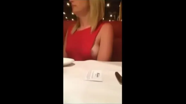 XXX milf show her boobs in restaurant en iyi Videolar