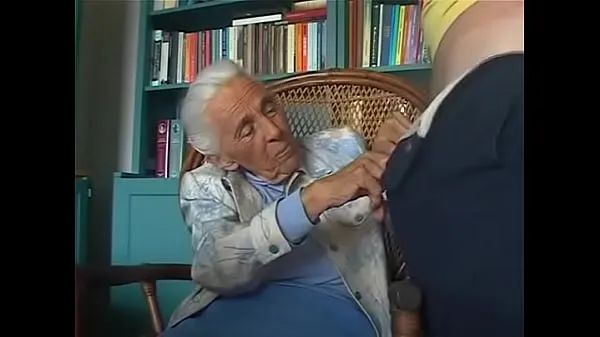 XXX Nonna di 92 anni che succhia il cazzo del nipote. FLVvideo principali