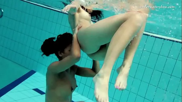 XXX Dos lesbianas sexys en la piscina vídeos principales