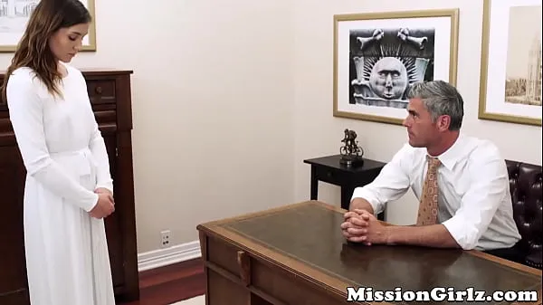 XXX Mormon elder ispeziona la vergine prima di metterla in contatto con leivideo principali