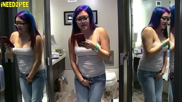 XXX Le ragazze calde devono fare pipì bagnando i loro jeans strand spandex 2018video principali