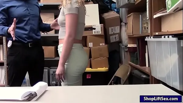 XXX Shoplifter blonde vissée dans le bureau de LP après stripsearch meilleures vidéos