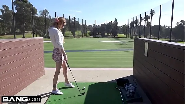 Najboljši videoposnetki XXX Nadya Nabakova puts her pussy on display at the golf course