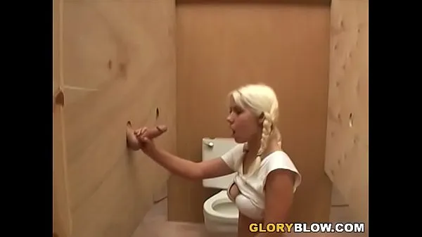 XXX Schöner blonder Sommerbonbon saugt gelegentlichen Hahn an einem GloryholeTop-Videos