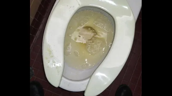 XXX Messy Piss in Public Bathroom meilleures vidéos