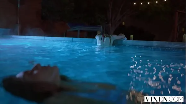 XXX VIXEN Janice Griffith e Ivy Wolfe si intrufolano nel cortile per divertimento notturno in piscinavideo principali