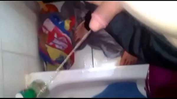 XXX Je visite mes amis et fais pipi dans la douche meilleures vidéos