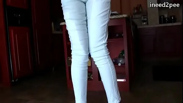 XXX Chicas con vejigas llenas mojando sus bragas jeans 7 vídeos principales