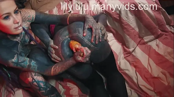 XXX Pervy fortement tatouée transgenre Lily se fister meilleures vidéos