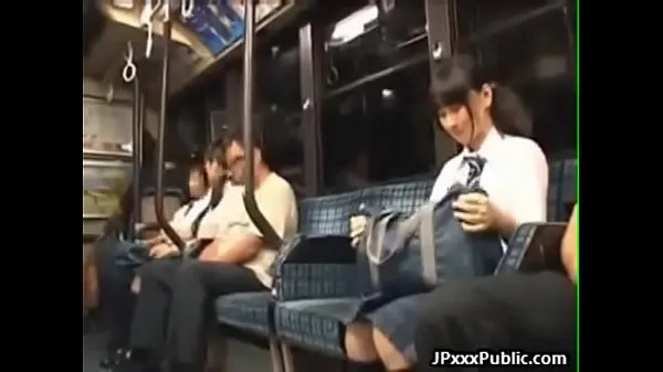 XXX Colegiala japonesa follada en el bus vídeos principales