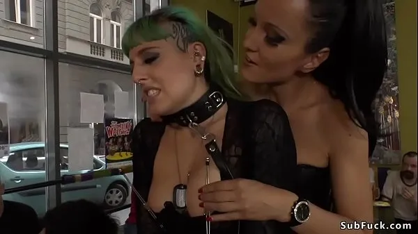 XXX L'esclave européenne aux cheveux verts Lola déshonorée et humiliée par la maîtresse Fetish Liza en cuir puis elle la fit sucer et baiser en gangbang pour la foule meilleures vidéos