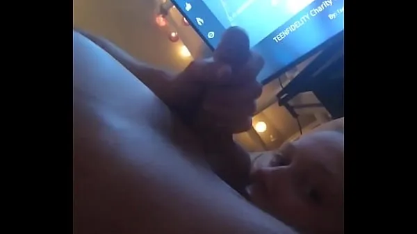 XXX Cuddeling avec mon esclave menotté avec ma bite dans son visage meilleures vidéos