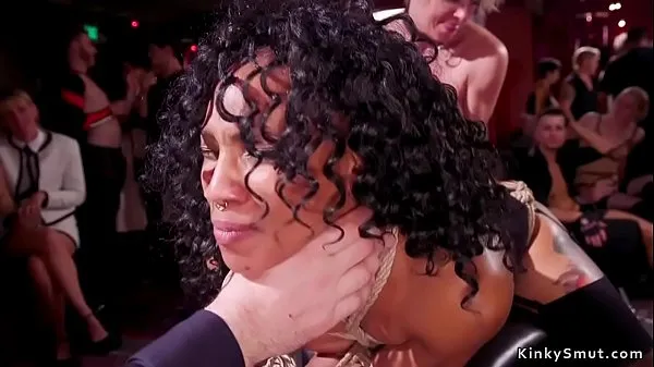 XXX L'ebano dai capelli ricci sub Nikki Darling in schiavitù fatta per succhiare il cazzo enorme mentre accanto al suo enorme tette Milf Dee Williams tenendo secchio nel piano superiorevideo principali