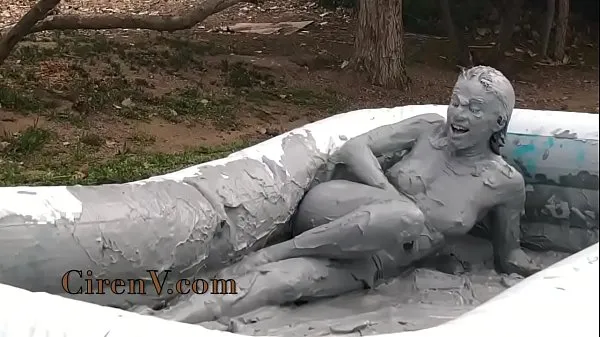 XXX Clay Sploshing in the Pool - Ciren V najlepších videí