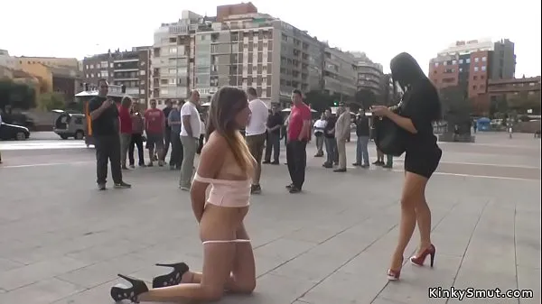 XXX La padrona Sandra Romain cammina e disonora la bruna nelle strade pubbliche di Madridvideo principali