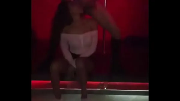 XXX Sexe en discothèque avec streper vénézuélien, sexe oral de la fille du public situé à Caracas, Venezuela meilleures vidéos