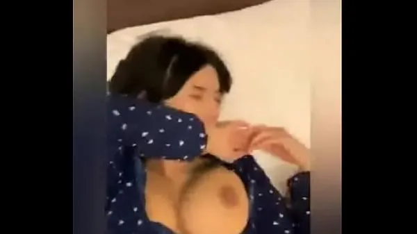 XXX J'ai un collègue aux gros seins pour manger et aller au lit sans porter de soutien-gorge meilleures vidéos