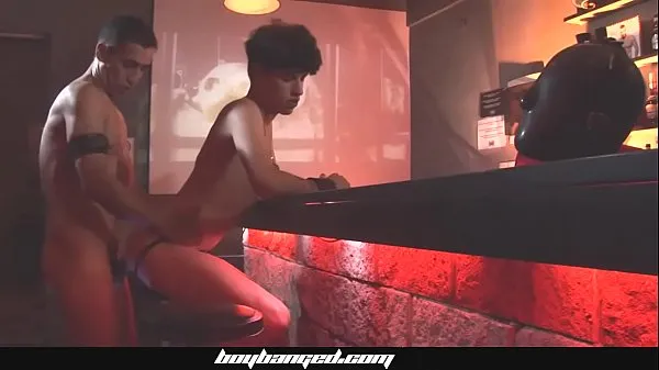 XXX Boy Banged - Bareback Fucks Boy In Gay Bar najlepších videí