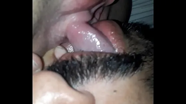 XXX Jovencita recibiendo una mamada en su pepeka con piercing en la lengua vídeos principales