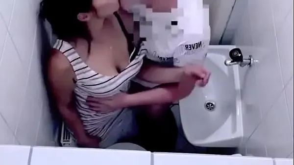 XXX Comiendo a la cuñada en el baño mientras su esposa iba al supermercado vídeos principales