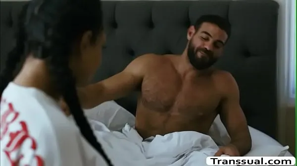 XXX La figliastra trans porta una colazione al suo patrigno sul suo letto, poi lo seduce per fare sesso con lei. Inizia a succhiare il suo grosso cazzo con passione e in cambio, il suo patrigno si scopa il culo stretto e bagnato così fortevideo principali