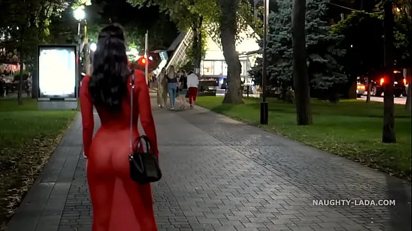 XXX Rotes transparentes Kleid in der ÖffentlichkeitTop-Videos