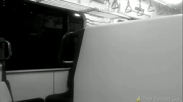 XXX Une MILF en chaleur dans le train de banlieue meilleures vidéos