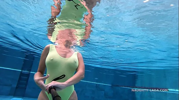 XXX Meine transparente, wenn auch nasse einteilige Badebekleidung im öffentlichen SchwimmbadTop-Videos