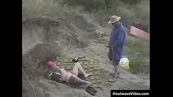 XXX Un homme plus âgé fait une promenade relaxante sur la plage quand il tourne un coin et est complètement choqué de voir une vieille mamie se masturber meilleures vidéos