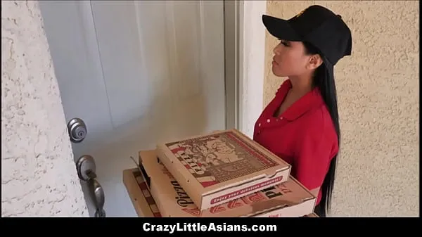 XXX Petite Asian Teen Pizza Delivery Girl Ember Snow Preso na janela, fodido por dois meninos brancos Jay Romero e Rion King principais vídeos