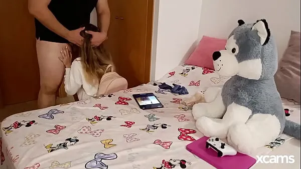 XXX I walked in on my stepdad jerking off to my pics, guess what happened najlepších videí