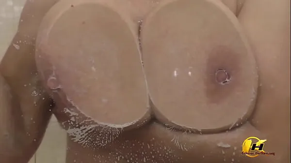 Najboljši videoposnetki XXX Pressed my breasts against the glass and then masturbate with a stream of water