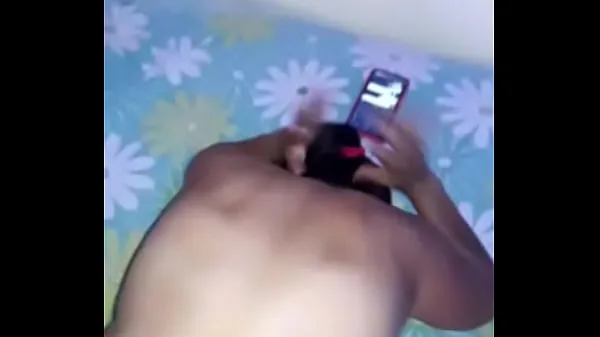 XXX Je lui donne le cul pendant qu'il parle au téléphone meilleures vidéos