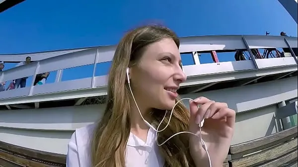 XXX Talia Mint joue en public avec un jouet télécommandé au téléphone avec un ventilateur meilleures vidéos