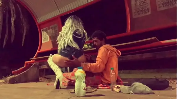 XXX STREET RESIDENT LICKED THE GOSTOSO CUZINHO OF THE NAUGHTY ON THE SIDE OF THE BUSY ROAD शीर्ष वीडियो