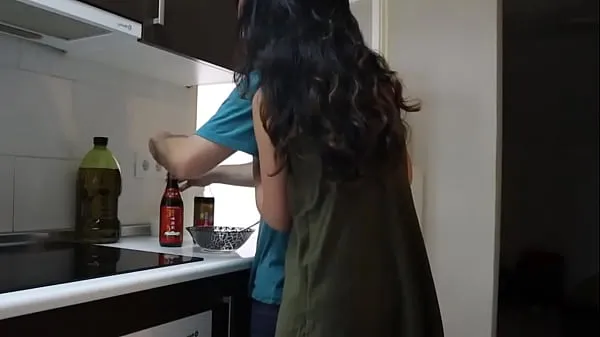 XXX A bela chinesa se apaixonou por um grande galo enquanto estudava no exterior, e foi fodida descontroladamente na cozinha por uma amiga estrangeira enquanto seu namorado não estava lá principais vídeos