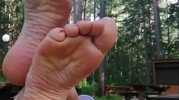 XXXAthletic Milf Shows Her Sexy Feet Outdoor - Foot Fetishトップビデオ