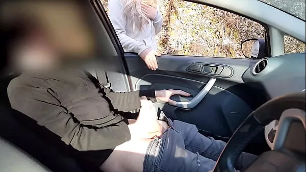 XXX Öffentlicher Schwanz blinkt - Typ beim Wichsen im Auto im Park wurde von einem Läufer erwischt, der ihm beim Abspritzen halfTop-Videos