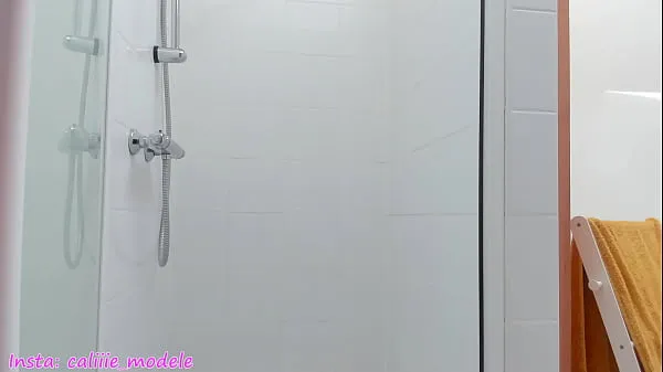 XXX Caliie prenant sa douche pendant les vacances meilleures vidéos