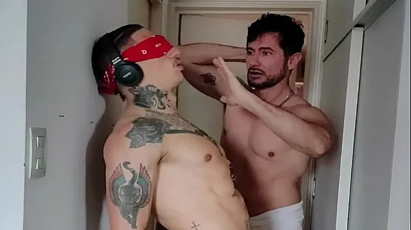 XXX Engañando a mi compañero de cuarto monstercock - con Alex Barcelona - Amigo sorprendido pajeandose - HotHouse - Atrapo a Crixxx desnudo y comenzo a chupárselo vídeos principales