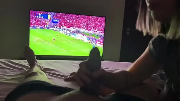 XXX Junge Frau stillt ihren Mann während des Finales von Corinthians x Flamengo. Voll auf AbonnentenTop-Videos