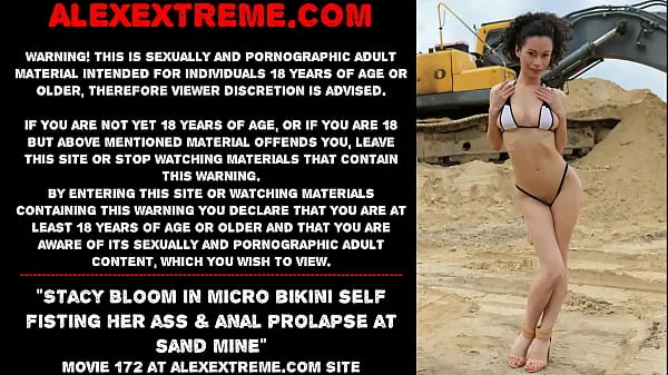 XXX Stacy Bloom in micro bikini si fa fisting nel culo e prolasso anale nella miniera di sabbiavideo principali