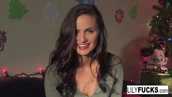 XXX Lily nos conta seus desejos de Natal com tesão antes de se satisfazer em ambos os buracos principais vídeos