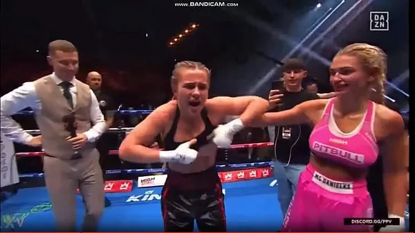 XXX Daniella Hemsley non censurée clignotant après la boxe Win meilleures vidéos