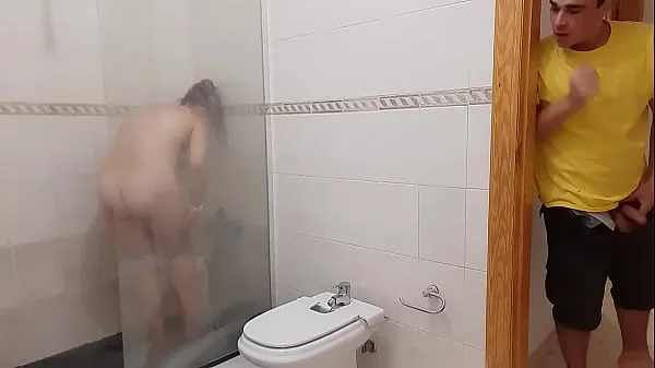 XXXぽっちゃり継母が裸でシャワー中に捕まり、義理の息子のチンポも欲しがるトップビデオ